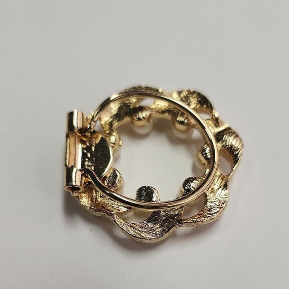 Jeri LOU Gold Tone and Faux Pearl Scarf Clip - Picture 2 of 4